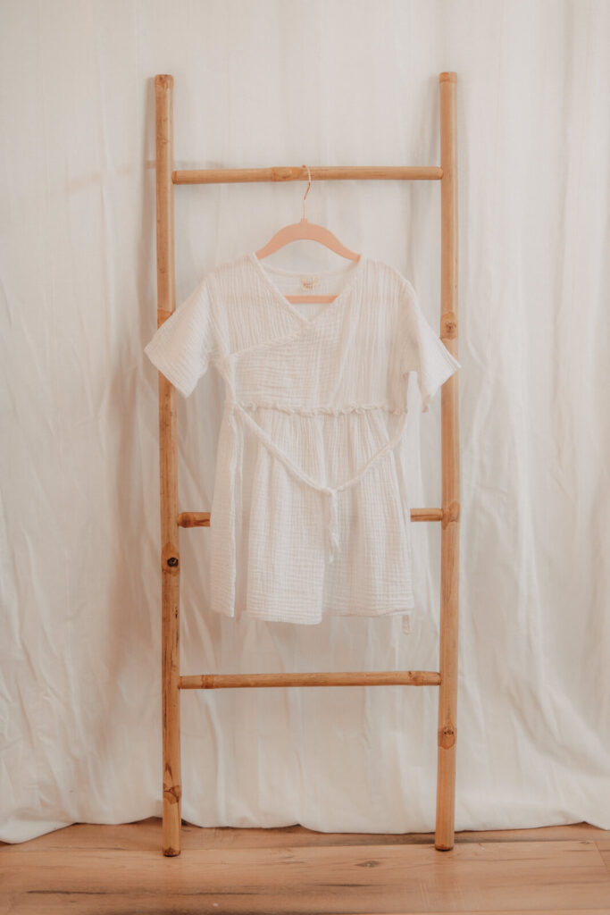 kundenkleiderschrank, kleid in weiß fuer kinder