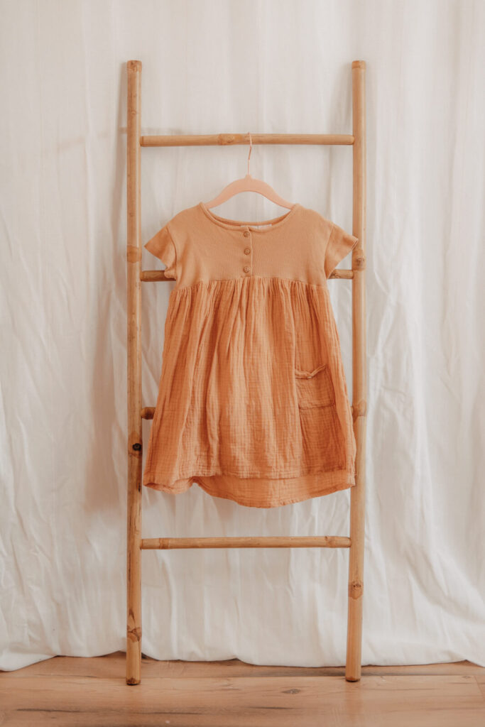 kundenkleiderschrank, kleid in orange fuer kinder