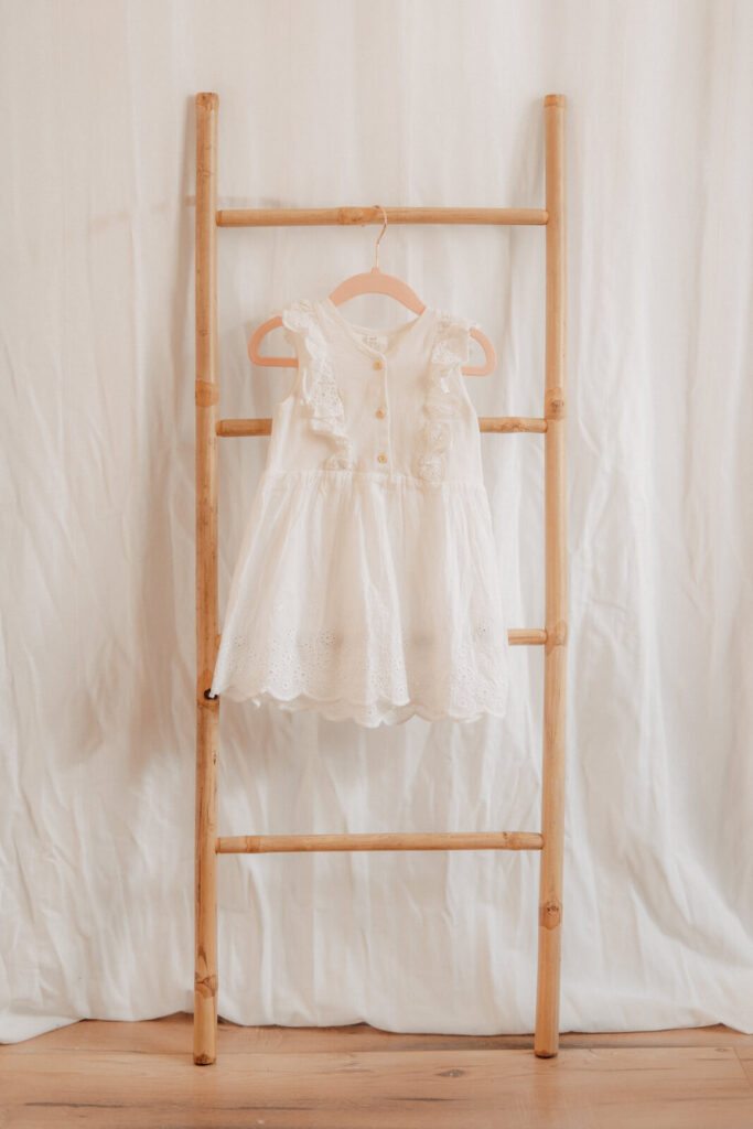 kundenkleiderschrank, kleid in weiss fuer kinder