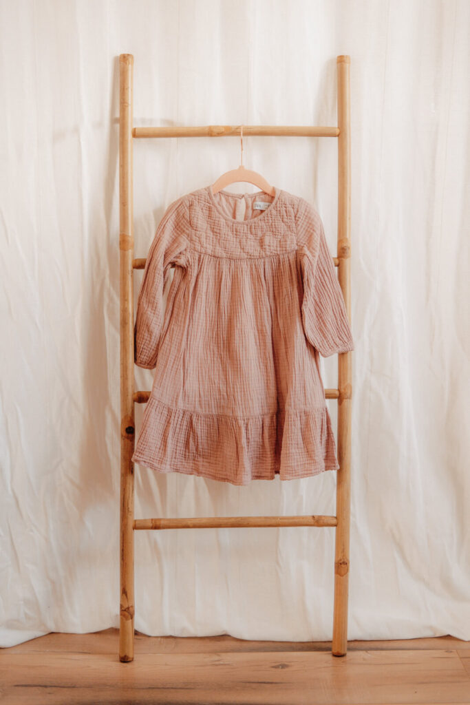 kundenkleiderschrank, kleid in rosa fuer kinder