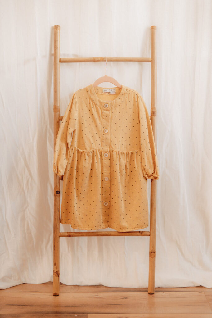 kundenkleiderschrank, kleid in gelb mit punkten fuer kinder