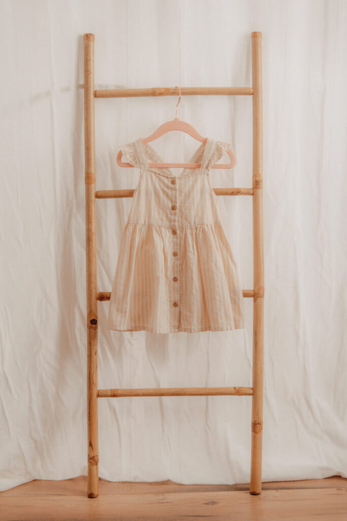 kundenkleiderschrank, kleid in beige fuer kinder