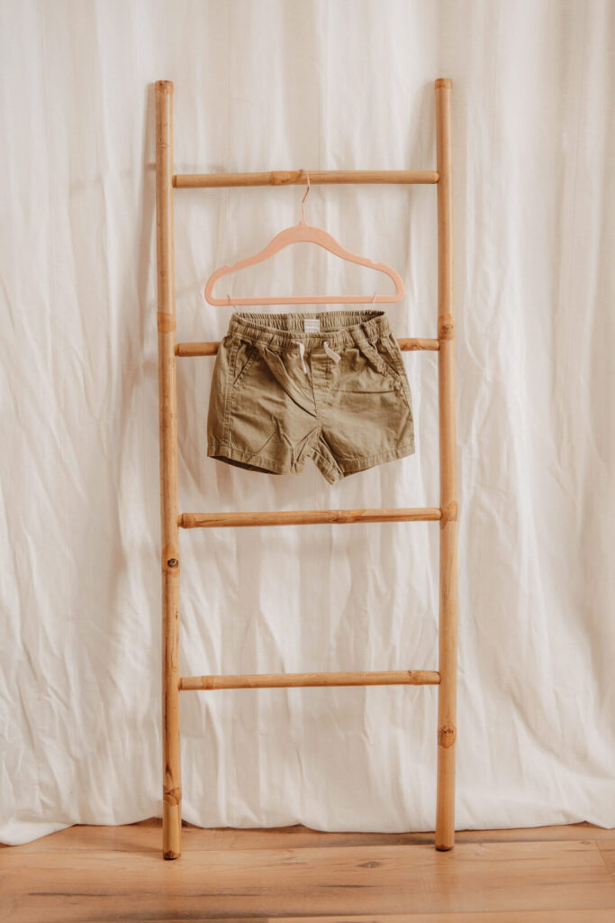 kundenkleiderschrank, kurze hose in gruen fuer kinder