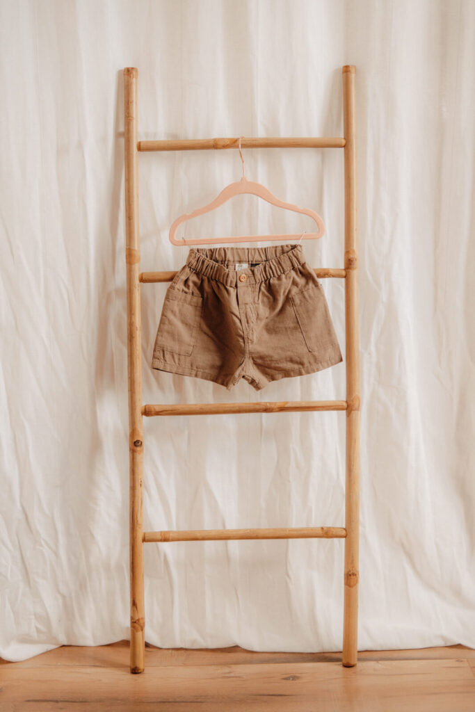 kundenkleiderschrank, kurze hose in braun fuer kinder