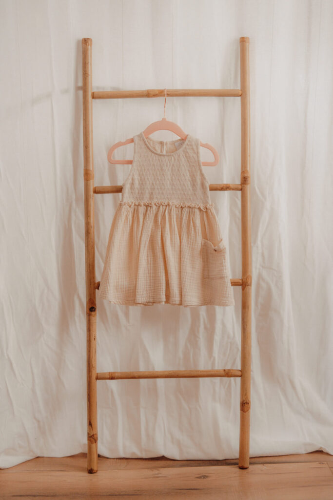kundenkleiderschrank, kleid in beige fuer kinder