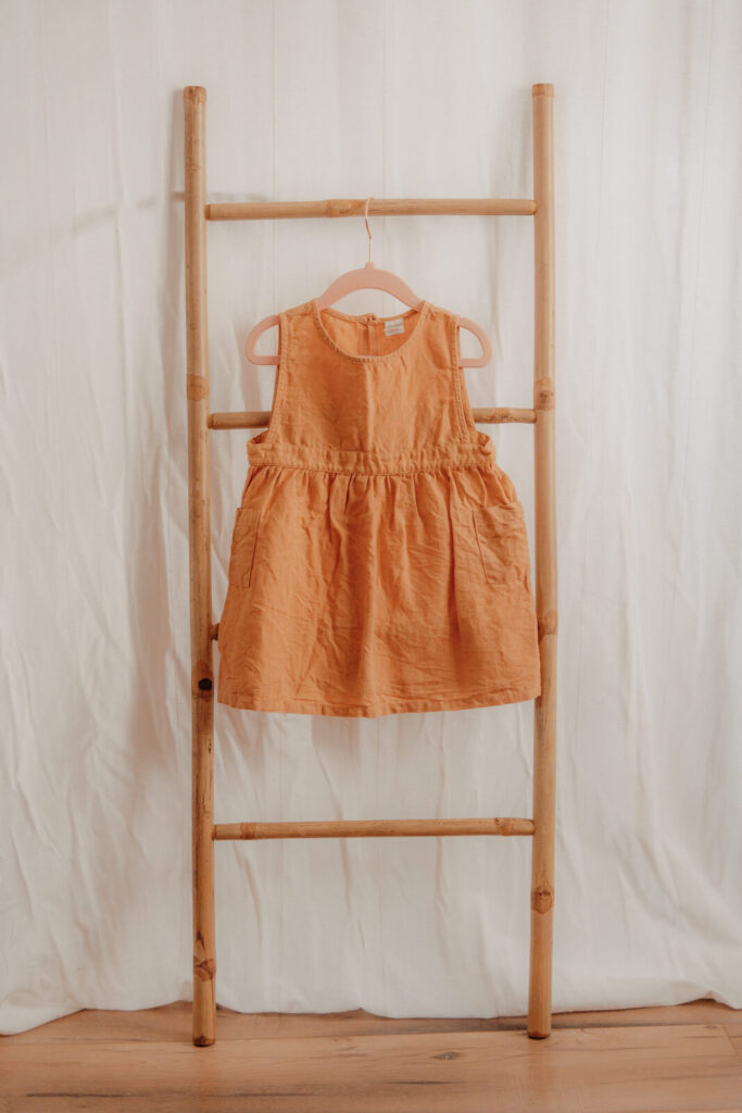 kundenkleiderschrank, kleid in orange fuer kinder
