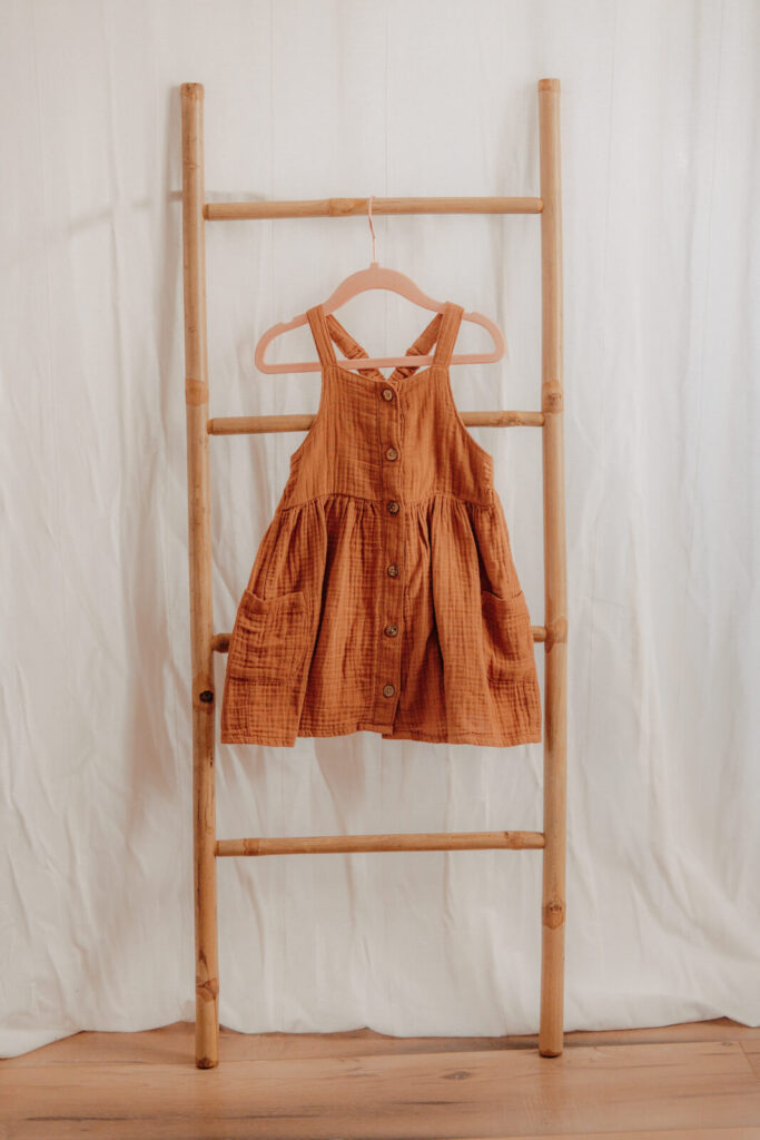 kundenkleiderschrank, kleid in braun fuer kinder