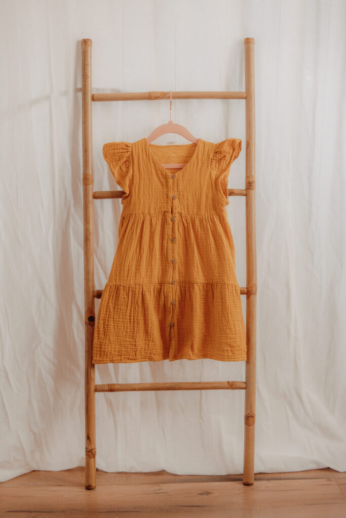 kundenkleiderschrank, kleid in gelb fuer kinder