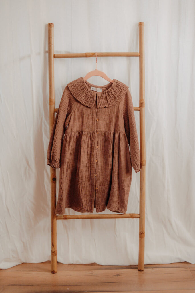 kundenkleiderschrank, kleid in braun fuer kinder