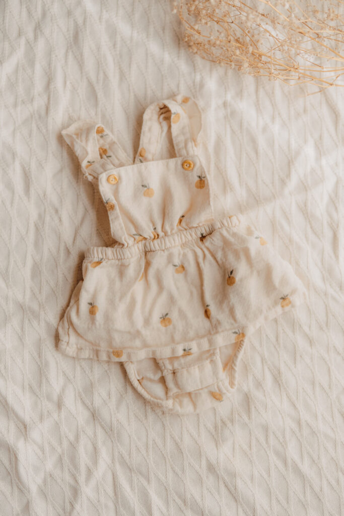 kundenkleiderschrank, einteiler romper in creme weiss fuer neugeborene babys