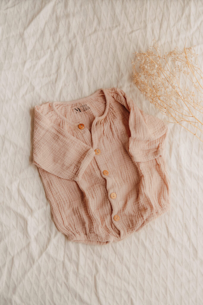 kundenkleiderschrank, einteiler romper in rosa fuer neugeborene babys