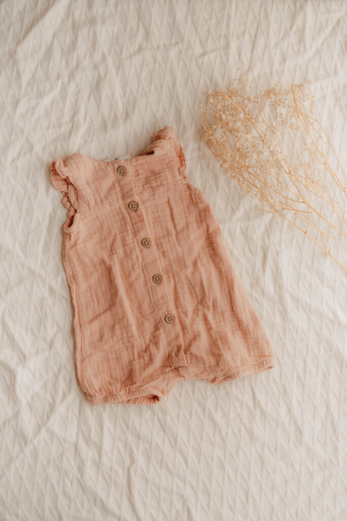 kundenkleiderschrank, einteiler romper anzug in rosa fuer neugeborene babys