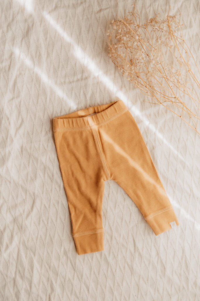 kundenkleiderschrank, hose in orange fuer neugeborene babys