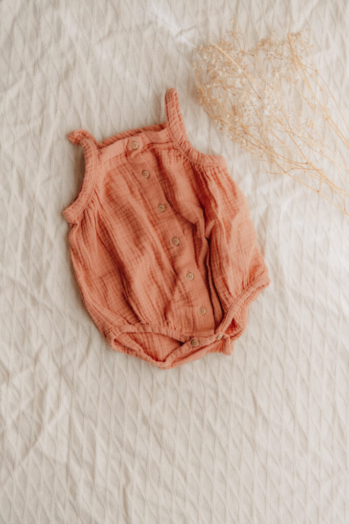 kundenkleiderschrank, einteiler romper anzug in rosa fuer neugeborene babys