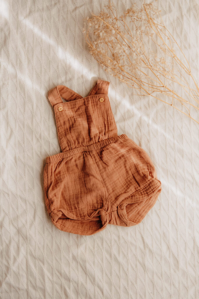 kundenkleiderschrank, einteiler romper anzug in braun fuer neugeborene babys