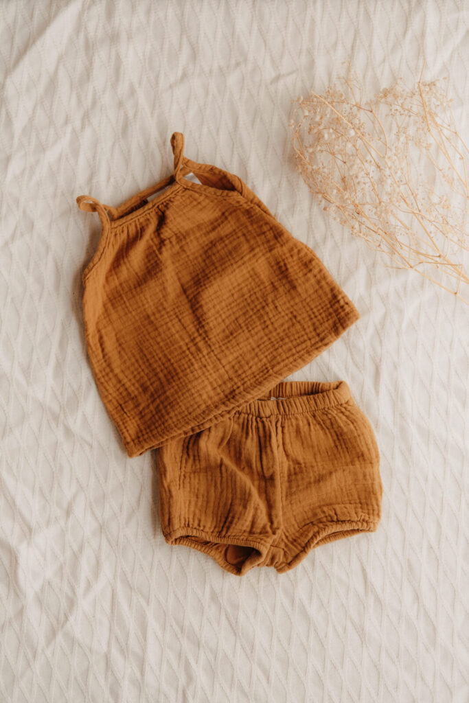 kundenkleiderschrank, zweiteiler romper anzug in braun senfgelb fuer neugeborene babys