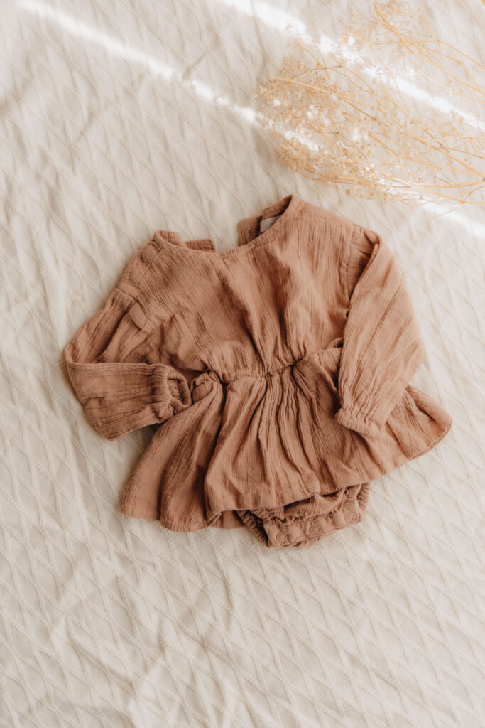 kundenkleiderschrank, einteiler romper anzug in beige rosa fuer neugeborene babys