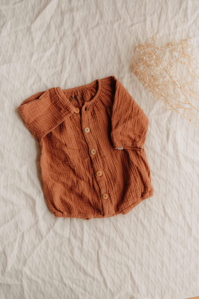 kundenkleiderschrank, einteiler romper anzug in braun fuer neugeborene babys