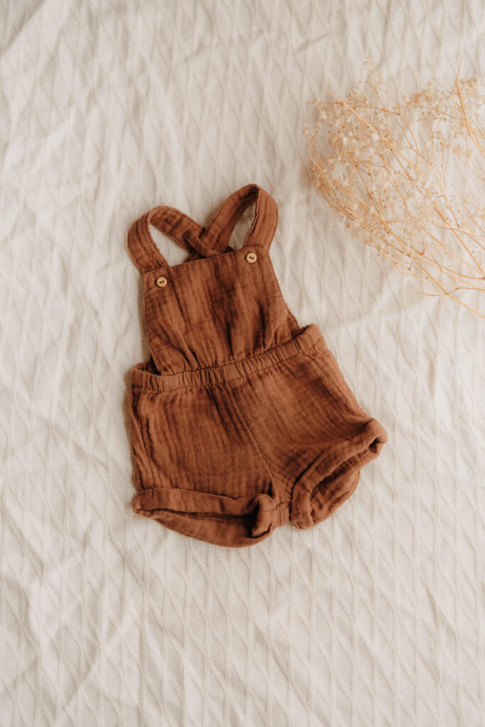 kundenkleiderschrank, einteiler romper anzug in braun fuer neugeborene babys