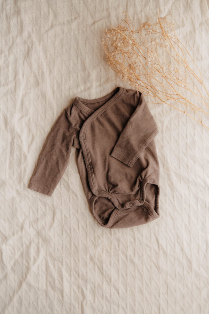 kundenkleiderschrank, body romper in braun fuer neugeborene babys