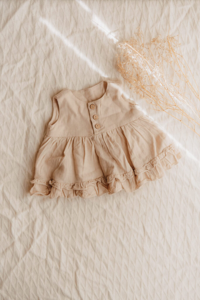 kundenkleiderschrank, kleid in beige fuer neugeborene babys
