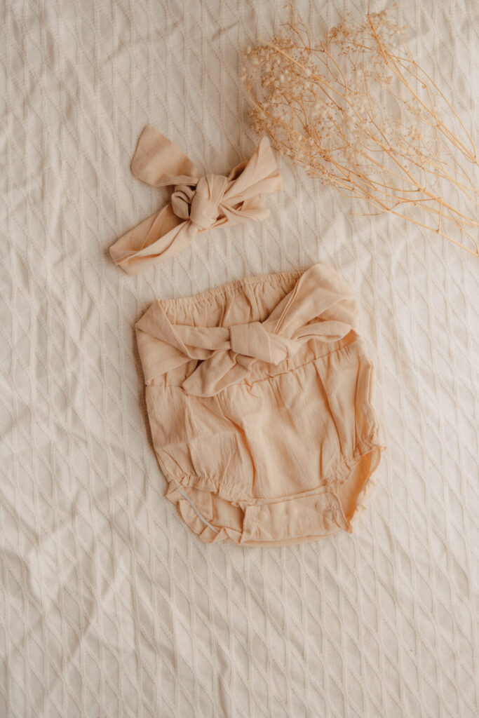 kundenkleiderschrank, einteiler romper in beige fuer neugeborene babys