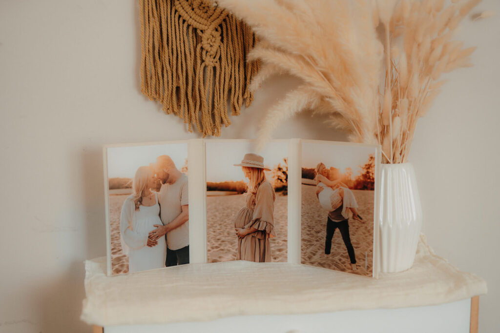 fotoprodukt triplex aufsteller, steht auf kommode mit drei bildern drin