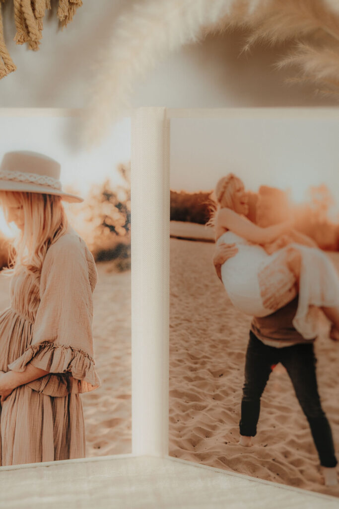 fotoprodukt triplex aufsteller, steht auf kommode, nahaufnahme der bilder