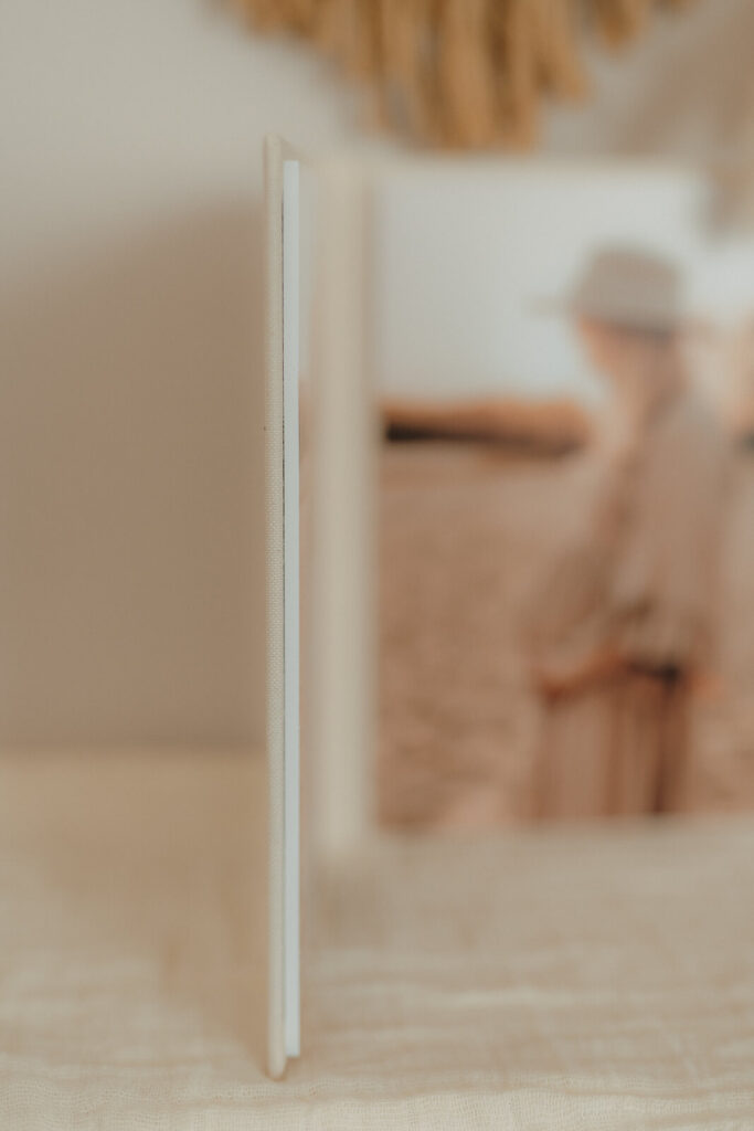 fotoprodukt triplex aufsteller, steht auf kommode, nahaufnahme von der dicke des aufstellers