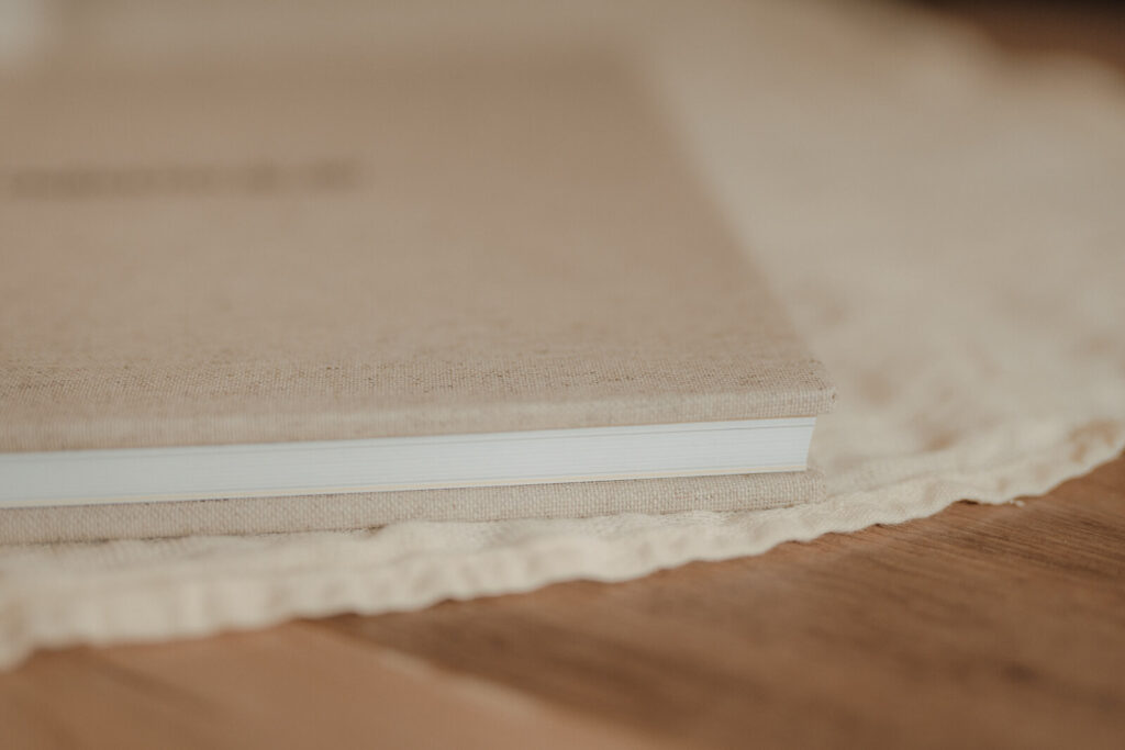 fotoprodukt fotoalbum, nahaufnahme von der seite des albums