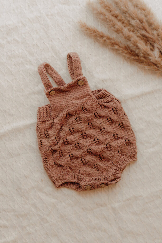 kundenkleiderschrank, strick einteiler romper anzug in braun fuer neugeborene babys
